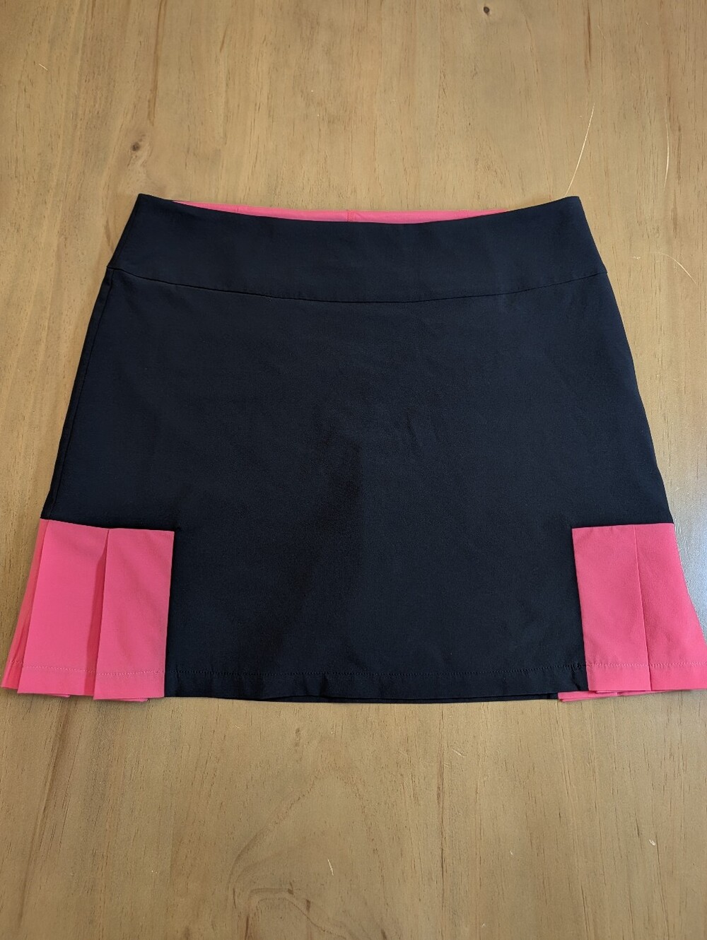 Golftini "Life Saver" Black and Hot Pink Pleated Hem Women’s Skort Size 6